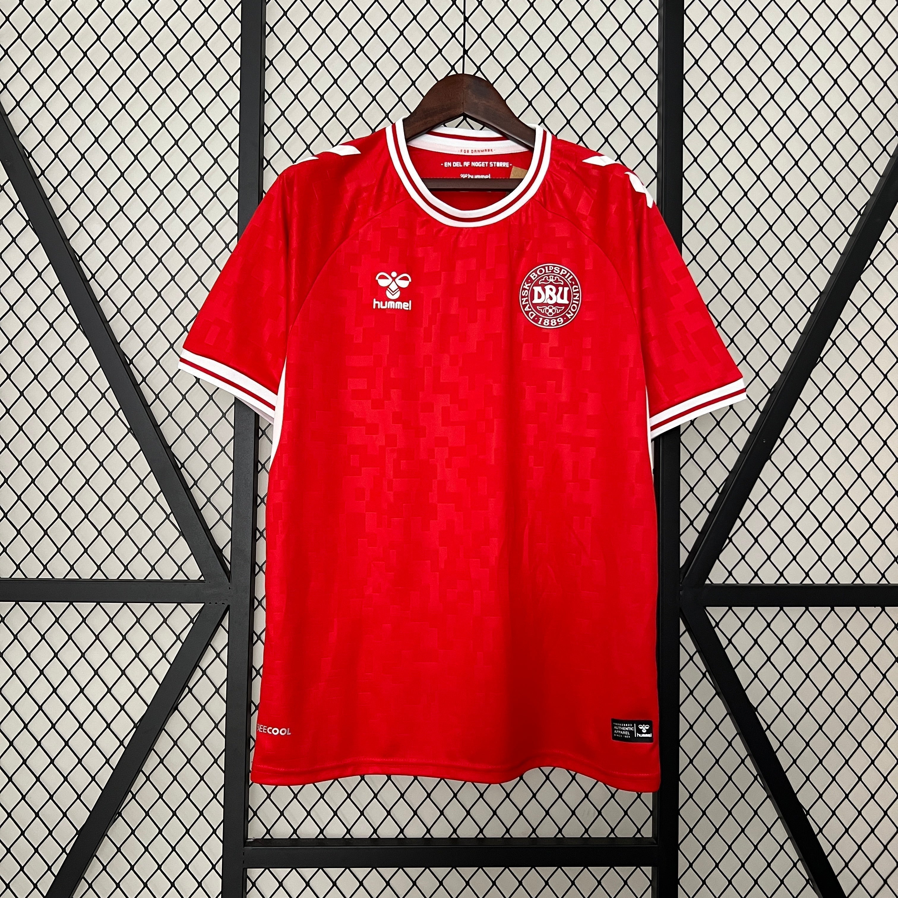 CAMISETA DINAMARCA I EURO 2024 HOMBRE - Vitrine Futebolística