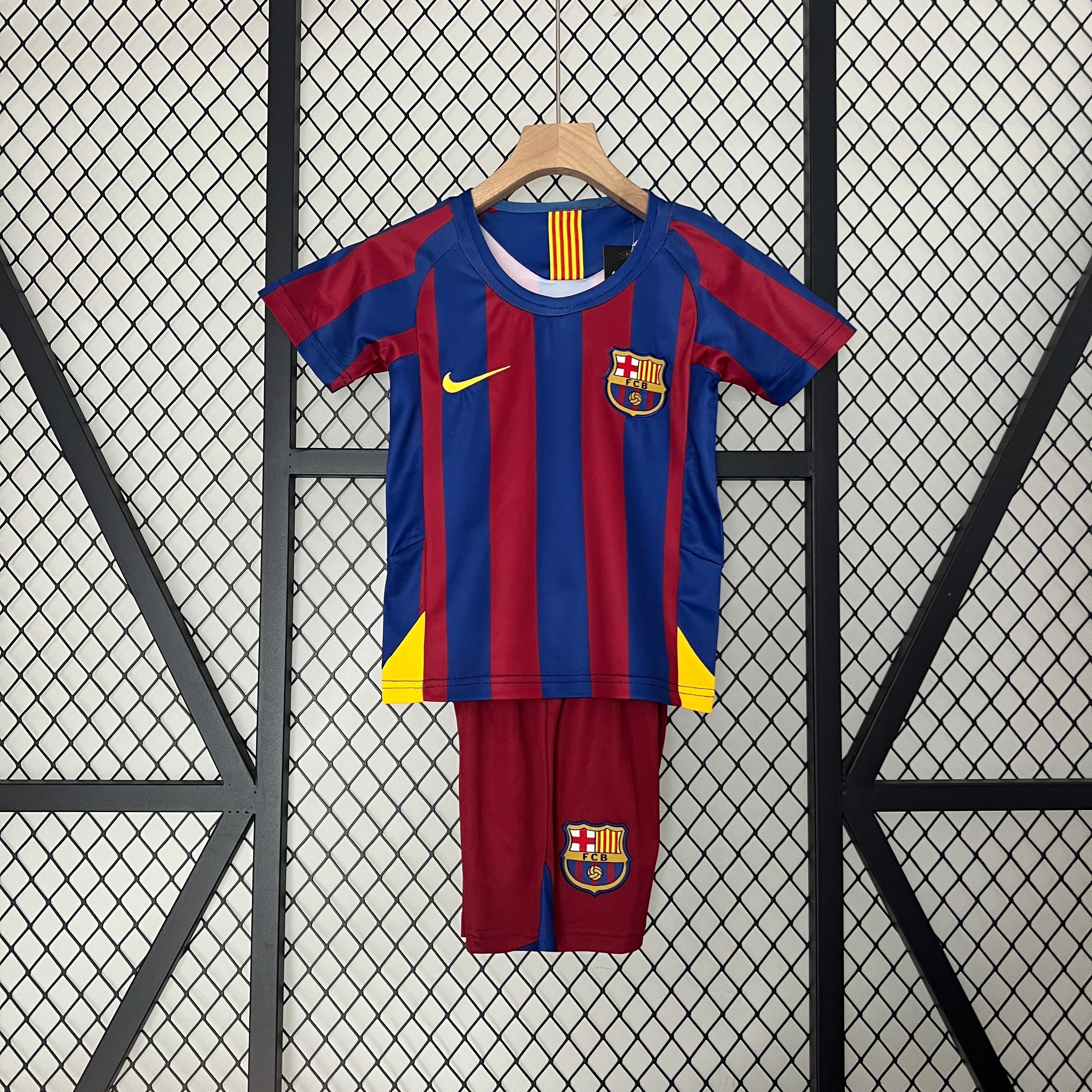 CAMISETA BARCELONA I 05/06 CONJUNTO INFANTIL (RETRO) - Vitrine Futebolística